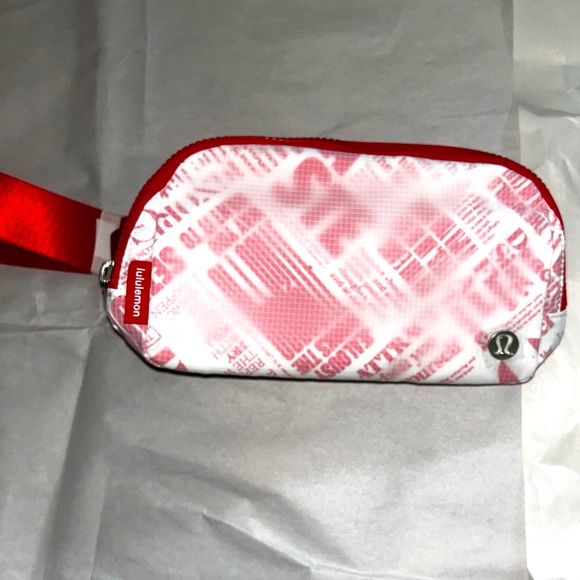 Everywhere Belt Bag Manifesto Print 1L White/Lulu Red - Picture 5 of 11